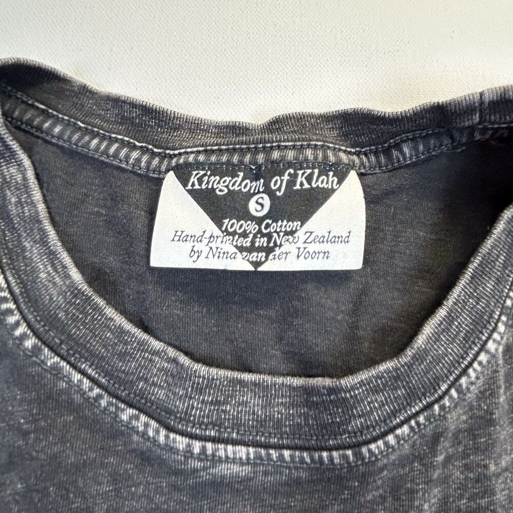 Kingdom of Klah Graphic Tee Sz S Hand Printed New Zealand Art Shirt Nina van der - Picture 3 of 11